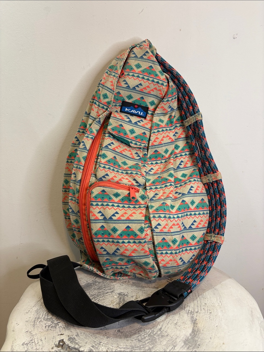 Kavu Canvas Rope Sling Bag Double Zipper Pocket Geometric Print Tribal Pattern